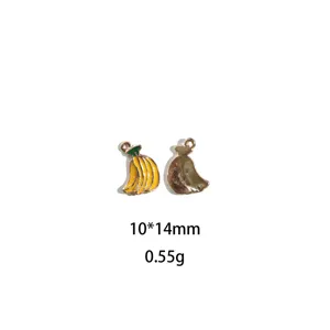 Vue rapprochée détaillée du joli charm pendentif banane en alliage avec une finition exquise.