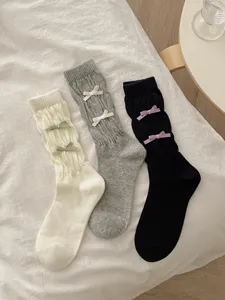 Chique balletstijl sokken met strik en kabeltje in zwart, wit en grijs, gezellige stijl.