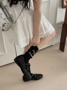 Japanse stijl zwarte Mary Jane platte schoenen en schattige strik sokken voor outfit.