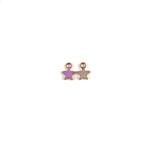 Close-up van mini sterrenhangers, legering met paarse emaille en textuurdetails voor sieraden.