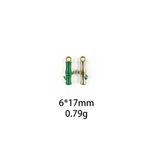 Vue en gros plan du pendentif charme en émail métal bambou vert et or, montrant les détails.
