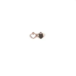 Gros plan détail de mini pendentifs cœur dentelé en alliage goutte d'huile bijoux DIY.