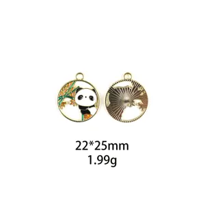 Gros plan détaillé du pendentif DIY en métal émaillé panda mignon et bambou 22x25mm.