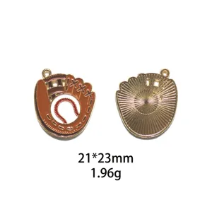 Vue de détail pendentif gant de baseball émaillé, accessoire de bijoux DIY en alliage métal.