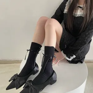 Chaussettes mi-mollet noires pour femmes avec rubans délicats, style balletcore français.