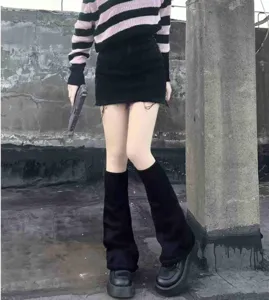 Detailshot van zwarte gebreide beenwarmers, perfect voor de Lolita- en JK-stijl.