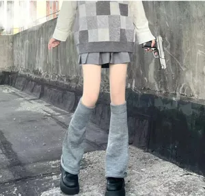 Gedetailleerd overzicht van gebreide beenwarmers met grijze lolita jk sokken en schoenen.