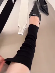 Chaussettes étriers style ballet jambières pour femmes, chaussettes longues côtelées noir.