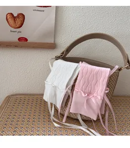 Chaussettes mi-mollet tricotées nœud ruban style ballet pour femmes détail esthétique.