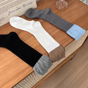Vue détaillée de chaussettes emplées côtelées bicolores de style coréen pour femmes.