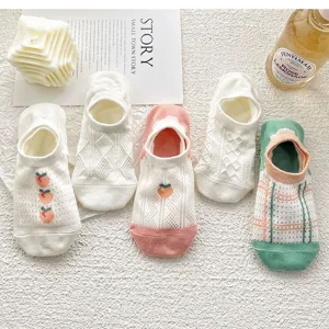 Vue détaillée de socquettes pour femmes ultra-fin d'été avec de jolis motifs de pêche et tricot.