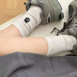 Cute cat embroidered white mid-tube socks for women, breathable spring summer cotton socks.