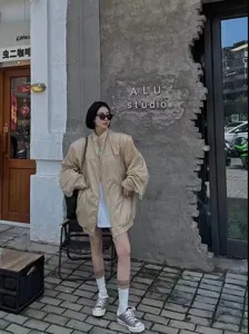 Vue détaillée des chaussettes slouch de style coréen et de la veste streetwear tendance.