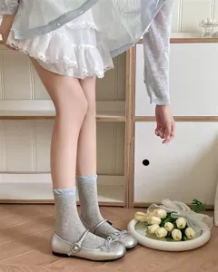 Vista detallada de calcetines estilo JK japonés con borde de encaje y zapatos planos bonitos.
