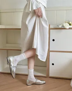 Detalle de calcetines de media caña estilo ballet con delicado diseño de lazo y borde de encaje.