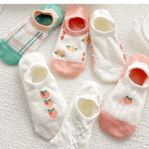 Vue détail chaussettes invisibles d'été respirantes pour femmes avec motifs de pêche mignons.