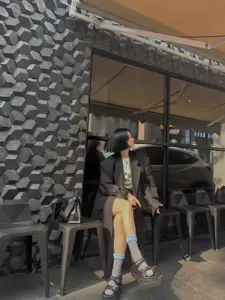 Style Dongdaemun coréen chaussettes bicolores associées à une tenue tendance vue de détail.