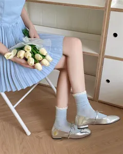 Calcetines medianos finos de mujer estilo japonés con un lazo bonito y elegante ribete de encaje.