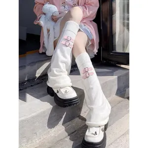 Scaldasciniglia bianchi in maglia con cinturini con fibbia rosa, perfetti per lo stile Y2K.