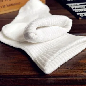 Calze lunghe bianche tinta unita unisex con design a maglia a coste, morbido e comodo.