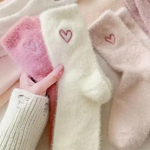 Dames pluche warme wintersokken met schattig hartjesborduurwerk, zachte slaapsokken.