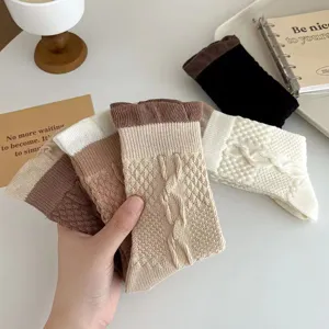 Vue détaillée de chaussettes mi-mollet en tricot pour femmes avec jolis motifs.