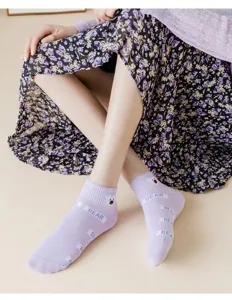 Details der lila süßen Cartoon Bär Damen Socken, dünne atmungsaktive kurze Bootssocken.