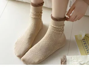 Chaussettes marron en maille torsadée, détail du bord bouffant et style quotidien douillet.
