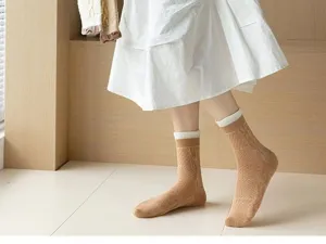 Chaussettes mi-hautes torsadées marron pour femmes, style vintage mode quotidienne confort.