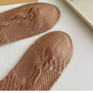 Chaussettes mi-hautes torsadées marron femme détail, style esthétique vintage quotidien.
