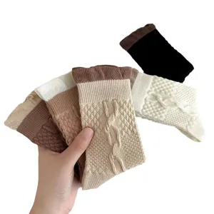 Chaussettes mi-hautes torsadées pour femmes en tons marron, poignets boules, style collège.