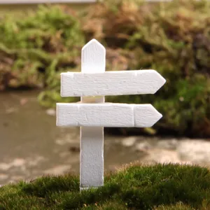 Detailaufnahme von weißem Miniatur Holzwegweiser für Mikro Landschaft Bonsai Gartendeko