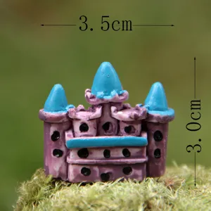 Detailansicht der Miniatur Schloss Harzfigur, ideal für Mikrolandschaft und Gartendeko.