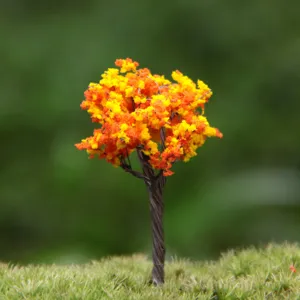Miniatur Herbstbaum Modell, Nahaufnahme des Drahtstamms und bunter Blätter für die DIY Landschaft.