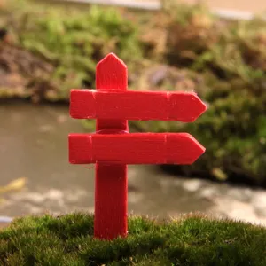 Miniatur rotes Holzschild Detail, perfekt für Sukkulenten Töpfe und Mikrolandschaft.