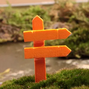 Miniatur oranger Holzwegweiser Detail, perfekt für Sukkulenten Töpfe und Gartendekoration.
