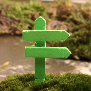 Miniatur holzwegweiser detail für sukkulenten garten mikro landschaft dekoration grüne requisiten.