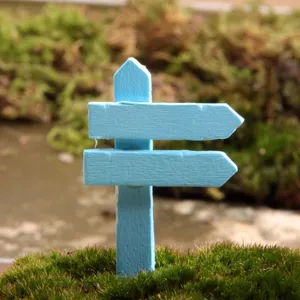 Nahaufnahme Detail des blauen Holzschildes Miniatur fuer die Gartenlandschaftsdeko.
