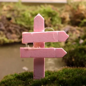 Miniatur rosa Holzwegweiser Ornament für Sukkulenten Garten Mikro Landschaft Dekoration Detail.
