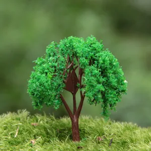 Detailansicht eines grünen Miniatur-Modellbaums für DIY Mikro-Landschaft und Sukkulenten