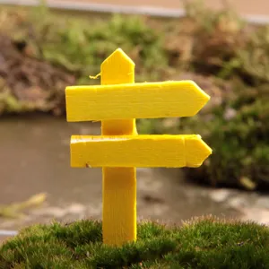 Miniatur gelbes Holzschild Detail, perfekt für Sukkulententopf und Mikrolandschafts-Dekoration.