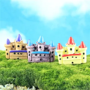 Detailansicht von bunten Miniatur Schloss Figuren für DIY Mikrolandschaft Gartendekoration.