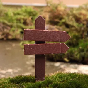 Detailansicht des miniatur holzschildes, perfekt für mikrolandschaft und sukkulenten deko.
