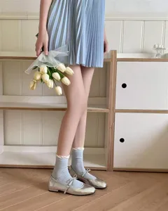 Vista detallada de calcetines de media caña con lazo estilo japonés, estilo balletcore.