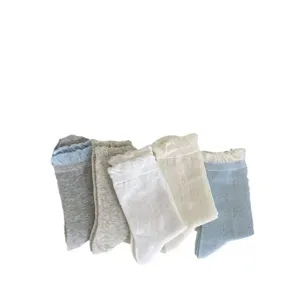 Calcetines de mujer de tubo medio fino y calado con lazos bonitos y puños de encaje.