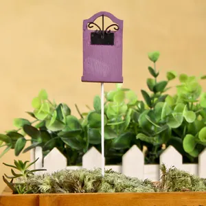 Miniatura porta viola picchetto per piante succulente micro paesaggio dettaglio.