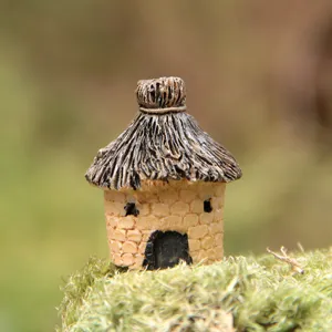 Primer plano de casa de paja de resina en miniatura, ideal para microlpaisaje de bricolaje.