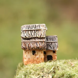 Detalle de casa de paja de resina en miniatura, adorno de estatuilla de jardín micropaisaje.