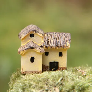 Detalle de la casita de resina en miniatura, ideal para jardinería de micropaisaje DIY y decoración.