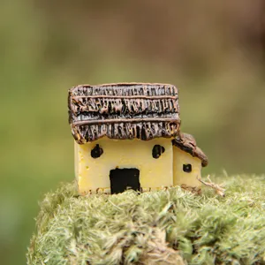 Detalle de casa de paja de resina en miniatura, ideal para micropaisaje y jardín DIY.